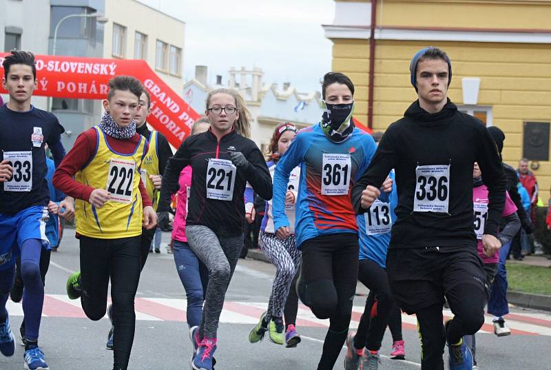 Čtyřiapadesátý ročník populárního Štěpánského běhu přinesl hned tři rekordy. Premiérový triumf si v Kyjově připsali reprezentanti Jiří Homoláč a Eva Vrabcová Nývltová. Celkem se na start tradičního vánočního podniku postavilo 259 mužů a žen.