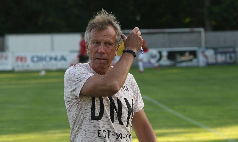 Fotbalisté třetiligového Uherského Brodu (červené dresy) v předkolo MOL Cupu zdolali divizní Bzenec 3:1.