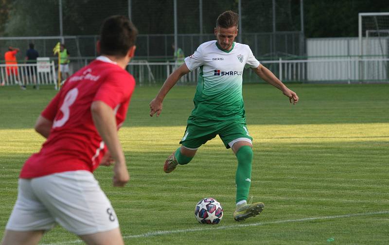 Fotbalisté třetiligového Uherského Brodu (červené dresy) v předkolo MOL Cupu zdolali divizní Bzenec 3:1.