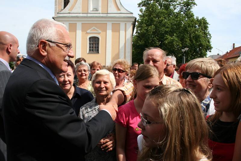 Návštěva prezidenta Václava Klause a jeho ženy Livie v Hodoníně.