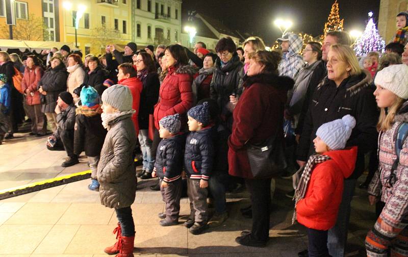 Lidé si na hodonínském Masarykově náměstí zazpívali koledy spolu se sbory Crescendo a Přípravným pěveckým sborem Základní umělecké školy Hodonín. 