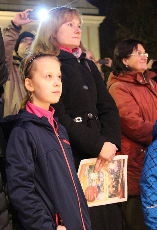 Lidé si na hodonínském Masarykově náměstí zazpívali koledy spolu se sbory Crescendo a Přípravným pěveckým sborem Základní umělecké školy Hodonín. 