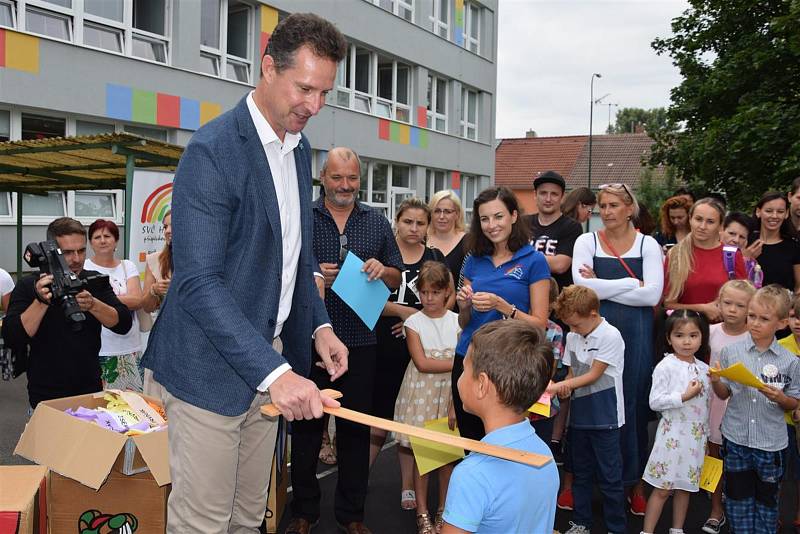 Svůj první školní rok zahájili žáci prvních tříd v Hodoníně. Do školních lavic čtyř základní škol jich usedlo 214. Starosta města je slavnostně pasoval na prvňáčky