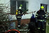 Požár v rodinném domě ve Veselí nad Moravou. Na místě hasiči našli mrtvého člověka.