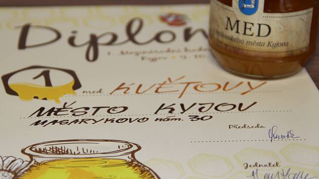 Na kyjovském 1. Mezinárodním hodnocení medu zvítězil v kategorii květových medů výtvor včel, které chová Kyjov na střeše restaurace u kulturního domu. Odborná porota přijela až ze Slovinska.