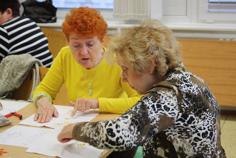 Na tradičním čaji o třetí se ve středu vyráběly vánoční ozdoby z korálků přesně takové, jakými zdobily stromeček naše babičky.