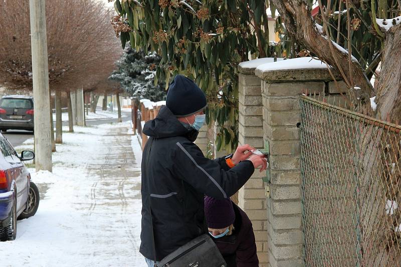 Respirátory a roušky roznesli ve čtvrtek 11. února zaměstnanci Městského úřadu Kyjov do schránek domů a bytů obyvatel města.