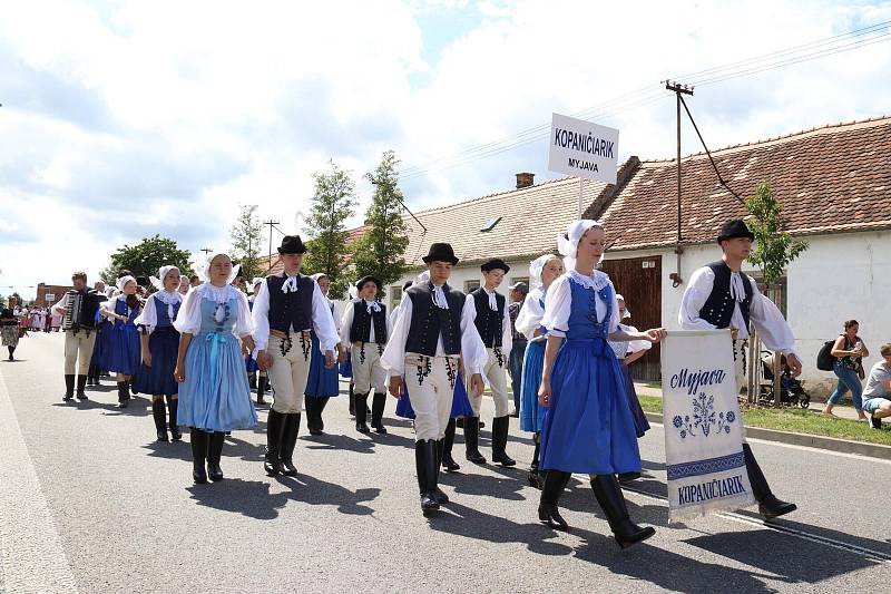 Ze slavnostního průvodu Mezinárodního folklorního festivalu ve Strážnici.