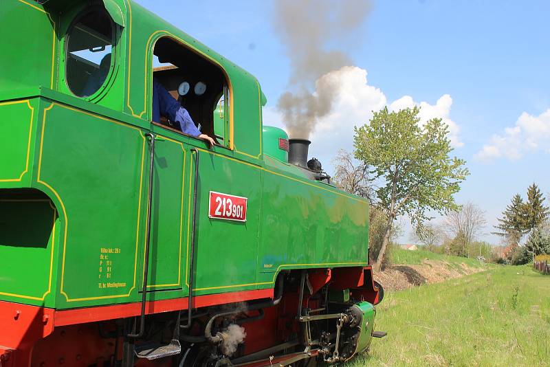 Ukázková jízda historickým vlakem na obnovené trati mezi Uhřicemi a Terezínem.