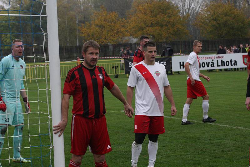 Fotbalisté Hroznové Lhoty (bíločervené dresy) v televizním zápase porazili Vnorovy 5:1. Zápas sledovalo 1500 diváků.