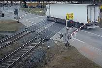 Řidič polského kamionu vjel do kolejiště v Moravském Písku na Hodonínsku v momentě, kdy závory začaly padat dolů.
