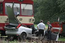 Osobní auto vjelo na přejezdu u Mutěnic přímo pod kola jedoucího vlaku.
