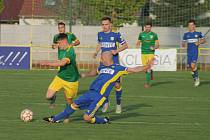 Fotbalisté Ratíškovic (v modrých dresech) podlehli v derby krajského přeboru Mutěnicím 0:3.