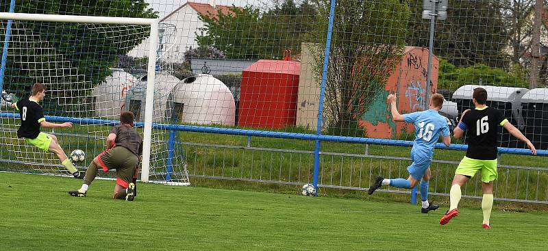 Fotbalisté Lednice (v modrých dresech) překvapivě podlehli Hroznové Lhotě 0:1