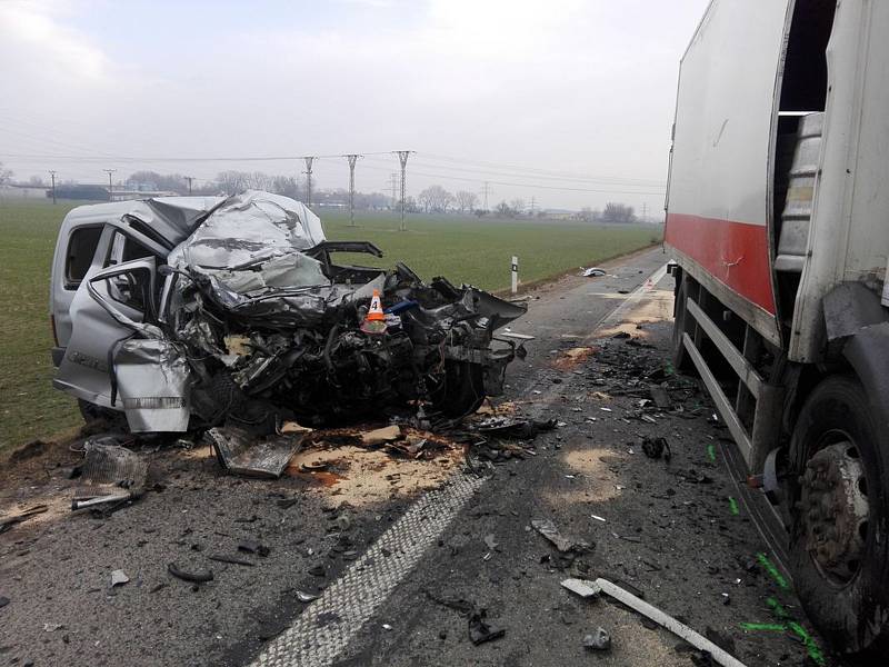 Tragické následky má dopravní nehoda, která se stala v úterý ráno na silnici první třídy u Hodonína. Po nárazu do kamionu tam v osobním autě zemřel jeho řidič.
