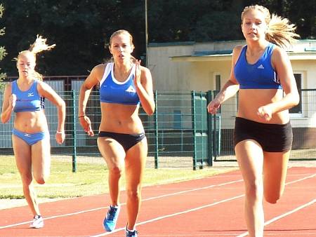Fotogalerie: Hodonínská dorostenka Lucie Žurková (vpravo) ovládla  sprinterský souboj. - Hodonínský deník