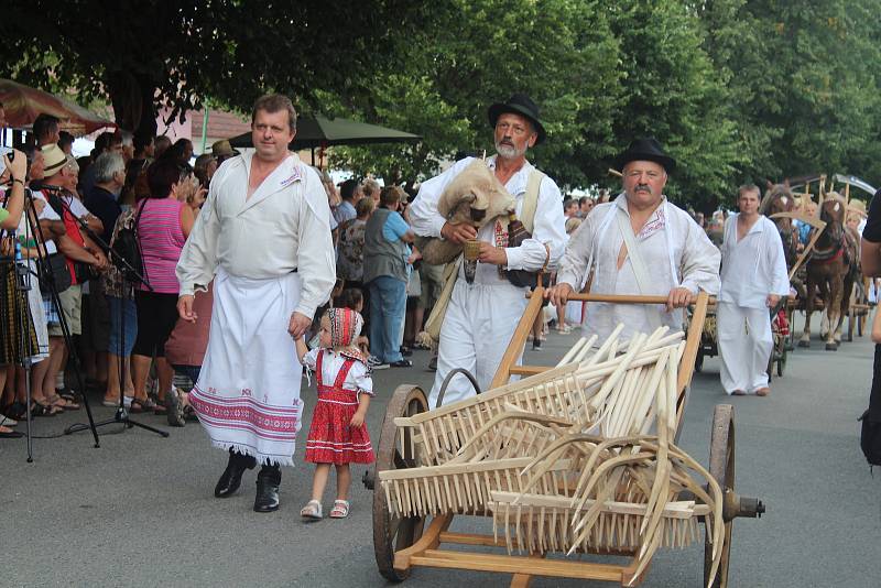 Na Horňácku se po čtyřech letech konal krojovaný průvod