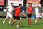 Fotbalisté Strážnic (v červeném) oslavili 100. výročí zápasem proti legendám Slovácka.