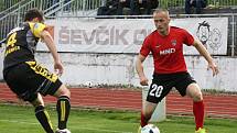 Fotbalisté Hodonína (v červených dresech) v páteční předehrávce 21. kola divize D pouze remizovali s Tasovicemi 1:1. Hostům na stadionu U Červených domků vyšlo střídání.