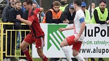 Fotbalisté Hroznové Lhoty (bíločervené dresy) v televizním duelu přehráli Vnorovy 5:1. Zápas na Zelničkách sledovalo 1500 diváků. Foto: Jaroslav Kicl