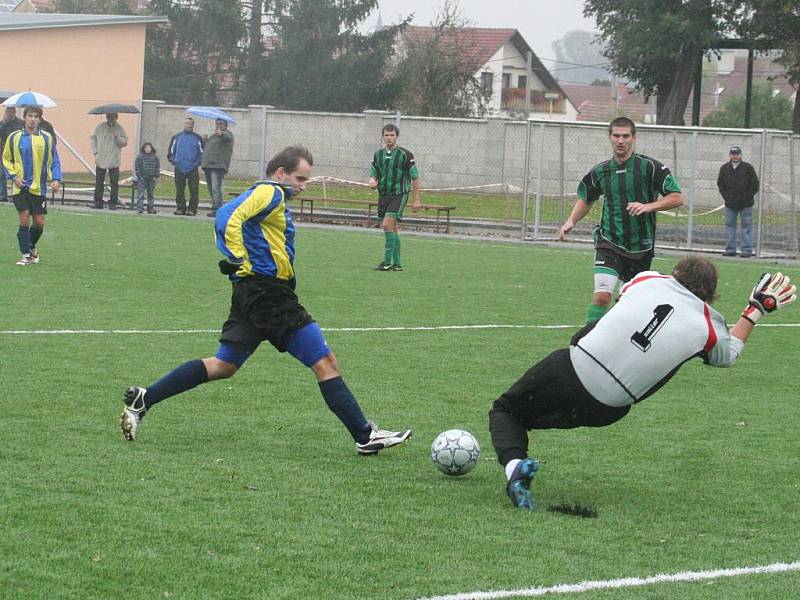 I.B třída, sk. C: FK Baník Dubňany (v černozeleném) vs. Sokol Vlkoš