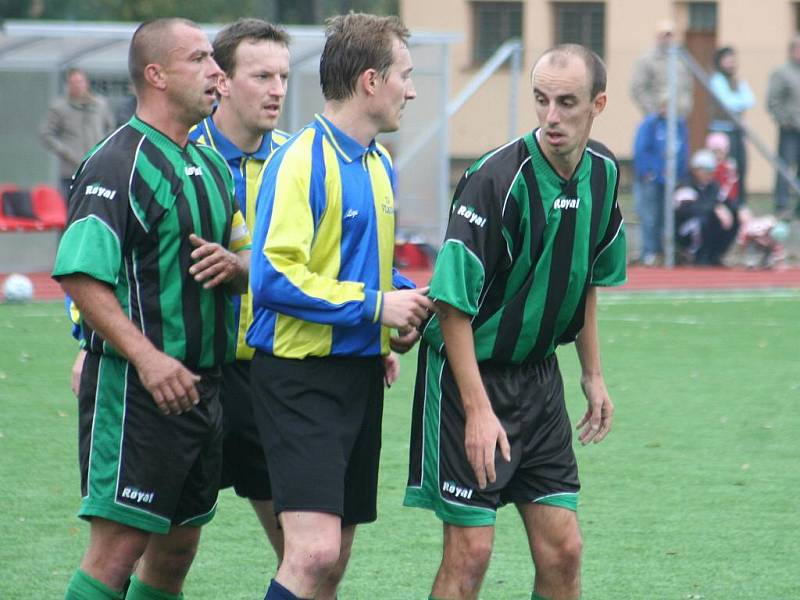 I.B třída, sk. C: FK Baník Dubňany (v černozeleném) vs. Sokol Vlkoš