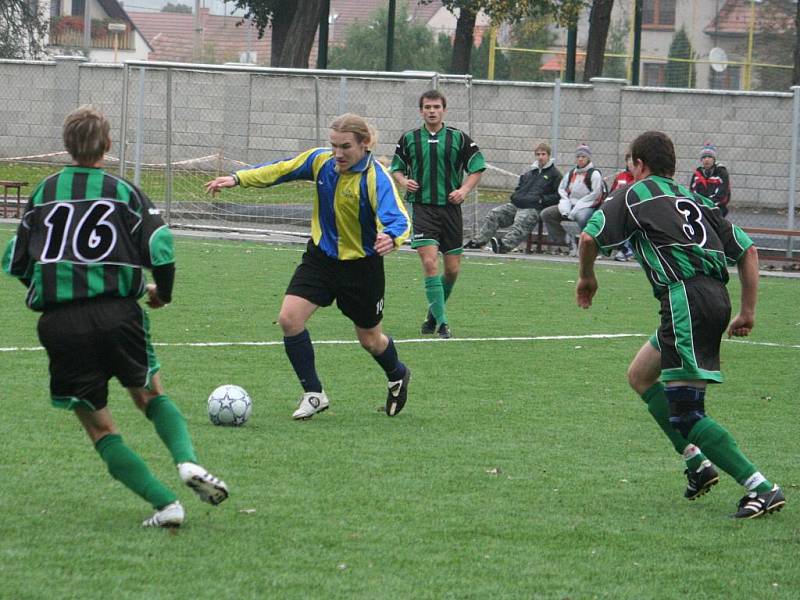 I.B třída, sk. C: FK Baník Dubňany (v černozeleném) vs. Sokol Vlkoš