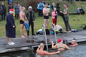 Silvestrovské setkání otužilců a zimních plavců v areálu Cihelny v Lužicích poslední den roku 2021.