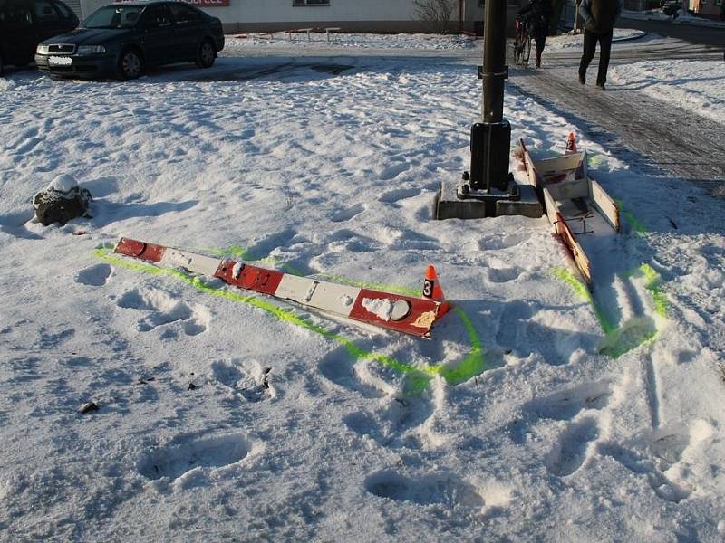 Neuvážený řidič nákladního vozidla nedbal signalizací a přední částí vozu narazil do závory, kterou tímto zlomil. Zastavil se až za železničním přejezdem.