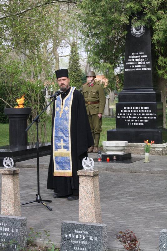 Pietní akt na hodonínském městském hřbitově u příležitosti jednasedmdesáti let od osvobození města Rudou armádou.