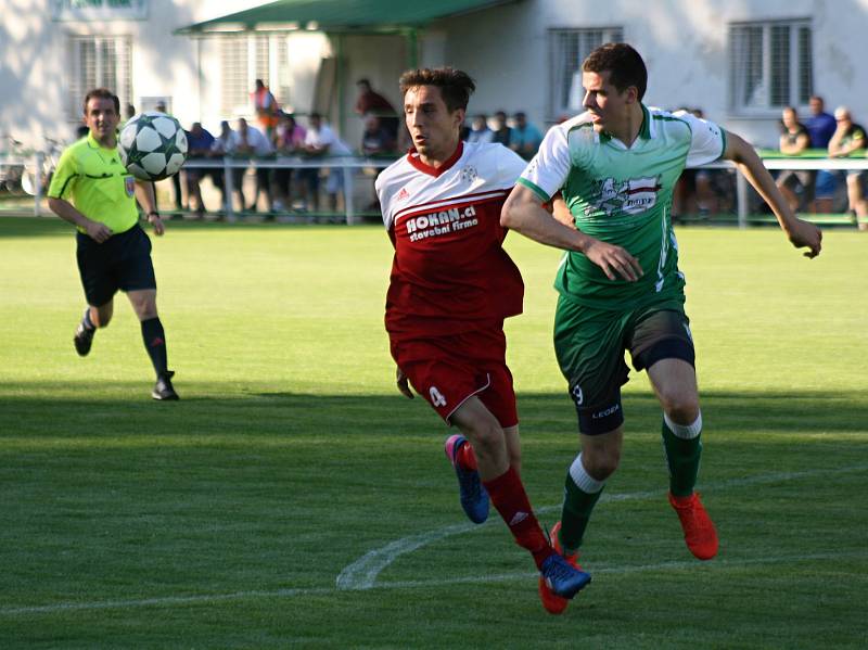 Fotbalisté Bzence (zelené dresy) prohráli v posledním domácím zápase premiérové divizní sezony s Bystřicí nad Pernštejnem 2:4.