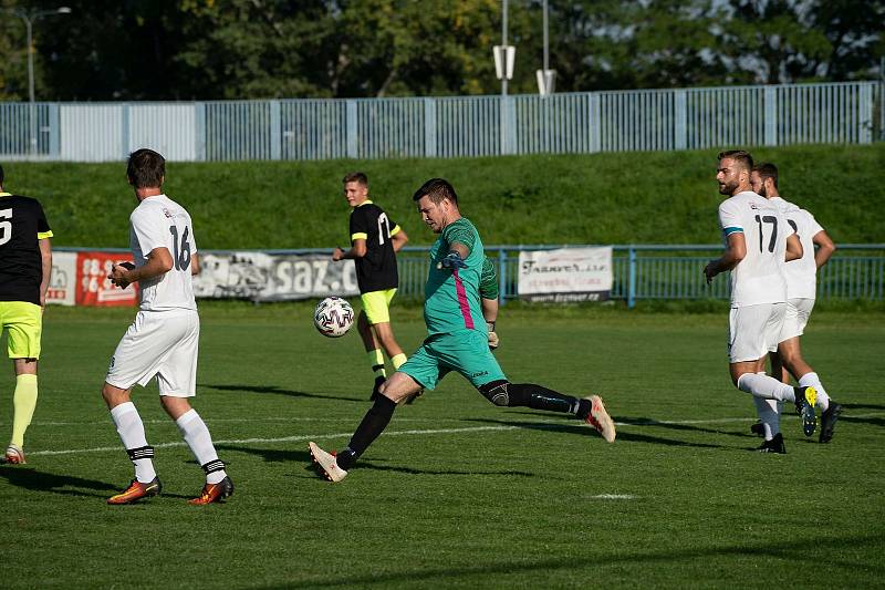 Fotbalisté Hroznové Lhoty (na snímku v černých dresech) nedotáhli do vítězného konce dobře rozehraný zápas s Veselí nad Moravou.