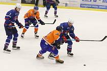 Hodonínští hokejisté (oranžové dresy) ve 29. kole východní skupiny druhé ligy prohráli doma s Novým Jičínem 2:3.