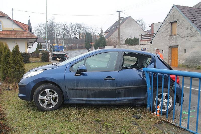 S ranní námrazou na silnicích se ve středu potýkali řidiči na Hodonínsku. Mezi Vracovem a Vlkošem se vyboural muž za volatantem Volkswagenu Polo. Dostal smyk a převrátil se přes střechu. V Kyjově za podobného scénáře narazila řidička peugeotu do zábradlí 