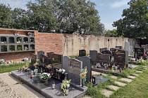 Práce na opravách a zvýšení komfortu městského hřbitova v Hodoníně ve středu třináctého září.