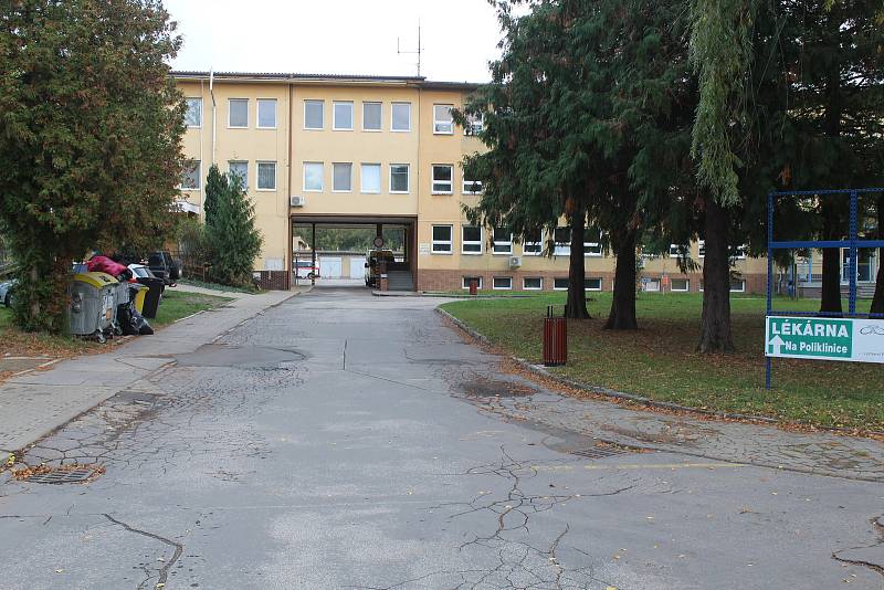 Areál polikliniky ve Veselí nad Moravou první říjnovou středu 2021.