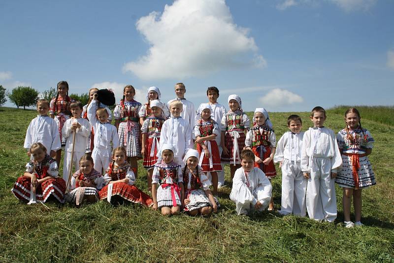 Tradiční kosení a vystoupení folklorních souborů v Nové Lhotě.