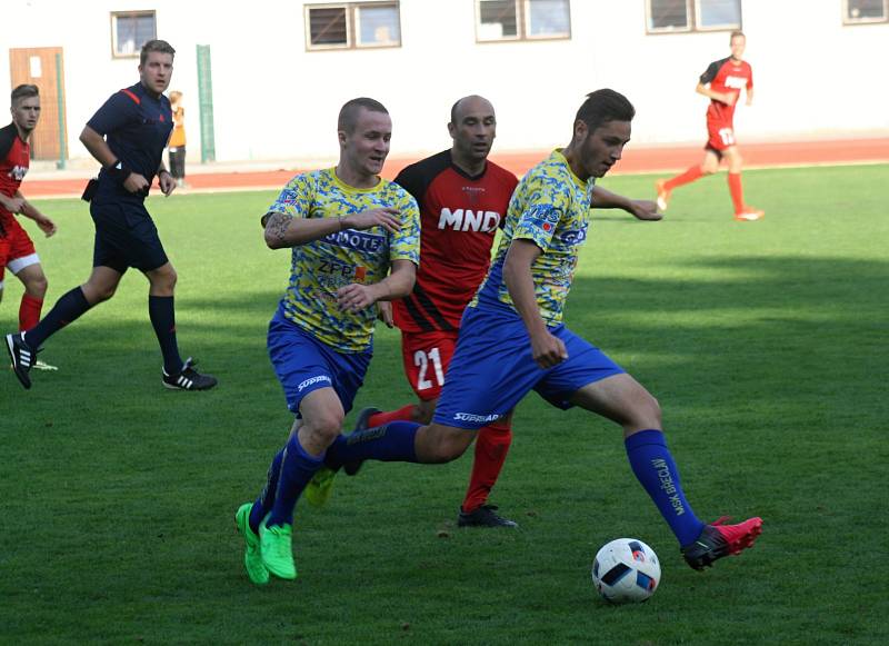 Hodonínští fotbalisté (v červených dresech) porazili v derby Břeclav 2:1 a bez ztráty bodu vládnou divizi D. Sobotní duel sledovalo na stadionu U Červených domků 485 diváků.