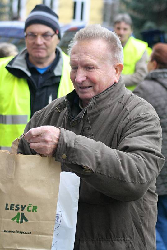 Čtyřiapadesátý ročník populárního Štěpánského běhu přinesl hned tři rekordy. Premiérový triumf si v Kyjově připsali reprezentanti Jiří Homoláč a Eva Vrabcová Nývltová. Celkem se na start tradičního vánočního podniku postavilo 259 mužů a žen.