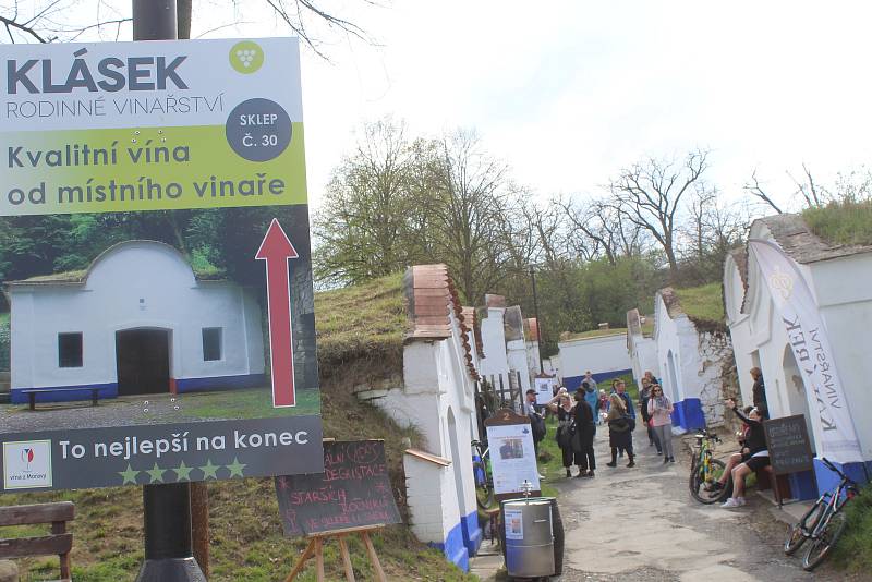 Festival otevřených sklepů zavítal na Strážnicko, kde stovky lidí přilákaly petrovské Plže.