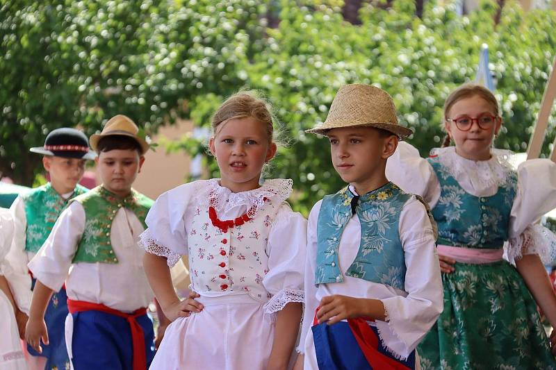 Ze slavnostního průvodu Mezinárodního folklorního festivalu ve Strážnici.