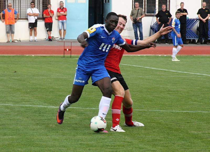 Fotbalisté Hodonína (v červených dresech) zdolali ve 2. kole MOL Cupu Vítkovice 1:0. Pohárový duel, který sledovalo 650 diváků, ve 32. minutě rozhodl domácí obránce Tomáš Mareš.