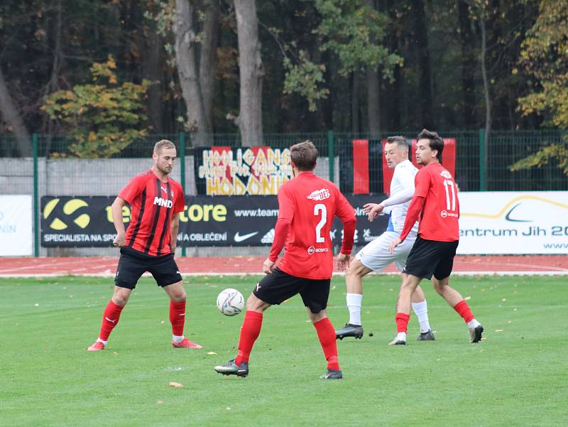 Hodonínští fotbalisté (v červeném) remizovali s Frýdkem-Místkem 1:1.