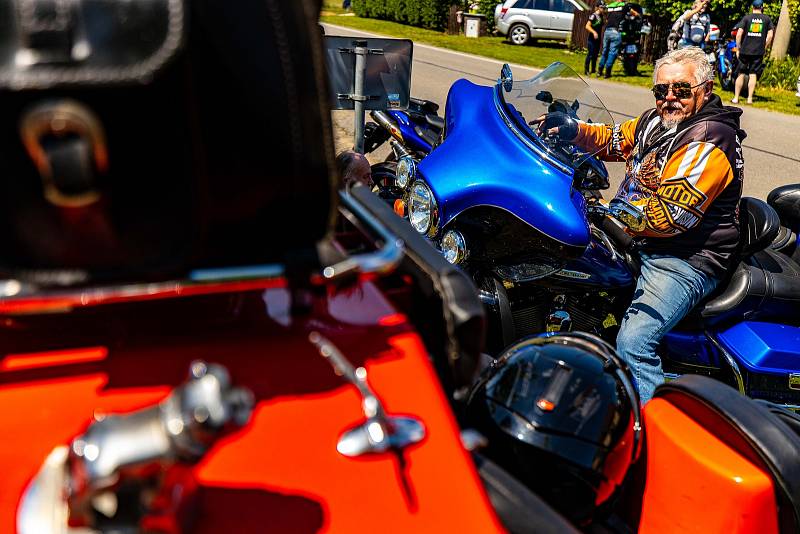 Tradiční žehnání motorek ve Vacenovicích zahajuje motorkářskou sezónu. Akci pořádá vacenovická Motobanda. Mše sloužená za jízdu bez nehod a zranění pokračuje pak okružní vyjížďkou desítek motorek.