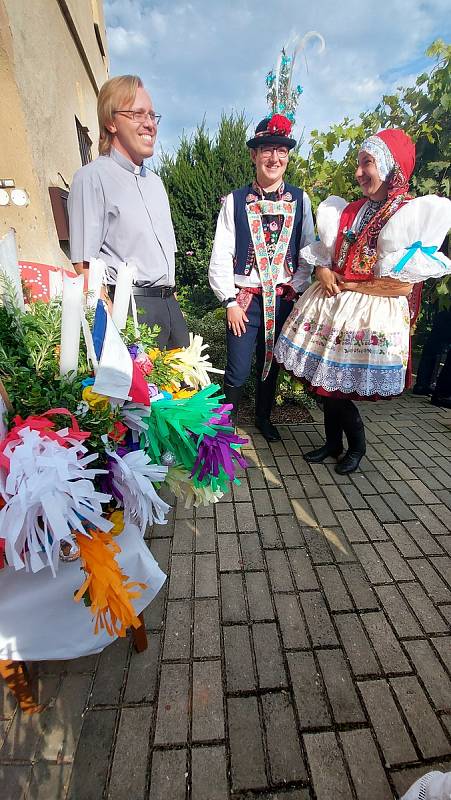 Krojovaná chasa na Svatováclavských hodech v Kostelci.