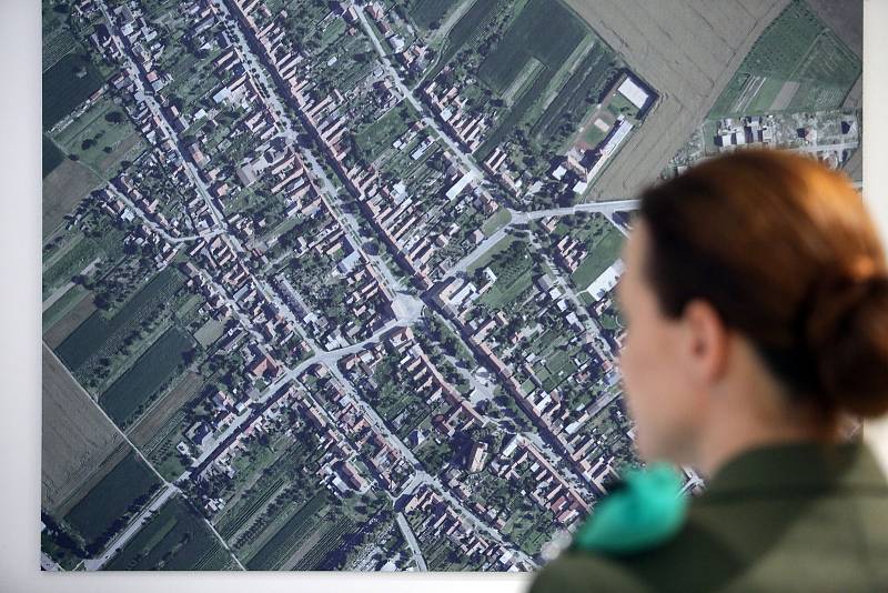 Výstava Šrámy Poluží ukazuje na desítkách příběhů sílu ničivého živlu, který zasáhl obce na Hodonínsku. Výstavu mohou návštěvníci shlédnout v hlavní budově Slovanského hradiště v Mikulčicích.