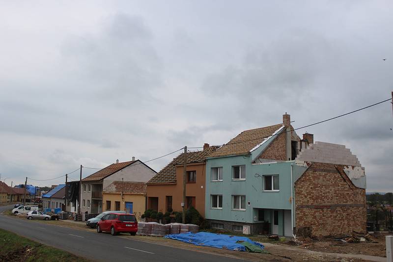 Poškozená část Mikulčic směrem na Moravskou Novou Ves, dva týdny po tornádu.