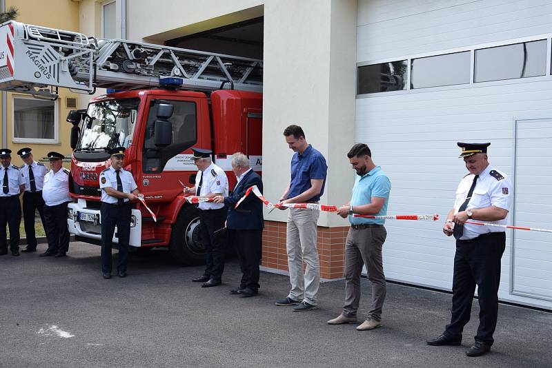 Hodonínští profesionální i dobrovolní hasiči mají novou přístavbu zbrojnice. Požehnal ji i děkan.