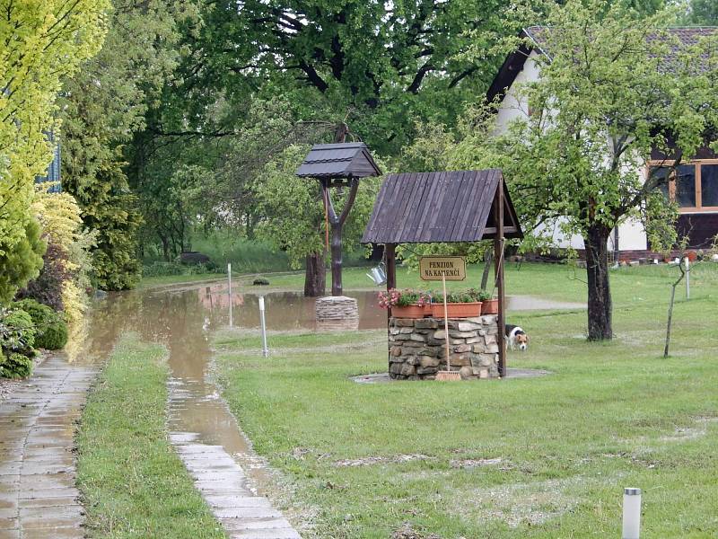 Lokální bouře doprovázená kroupami zasáhla Strážnici na Hodonínsku. Voda zatopila některé ulice i sklepy domů.