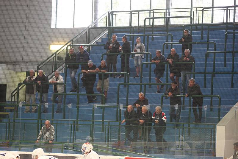 Hodonínští hokejisté (oranžové dresy) v prvním domácím přípravném zápase přivítali Kometu Brno B.